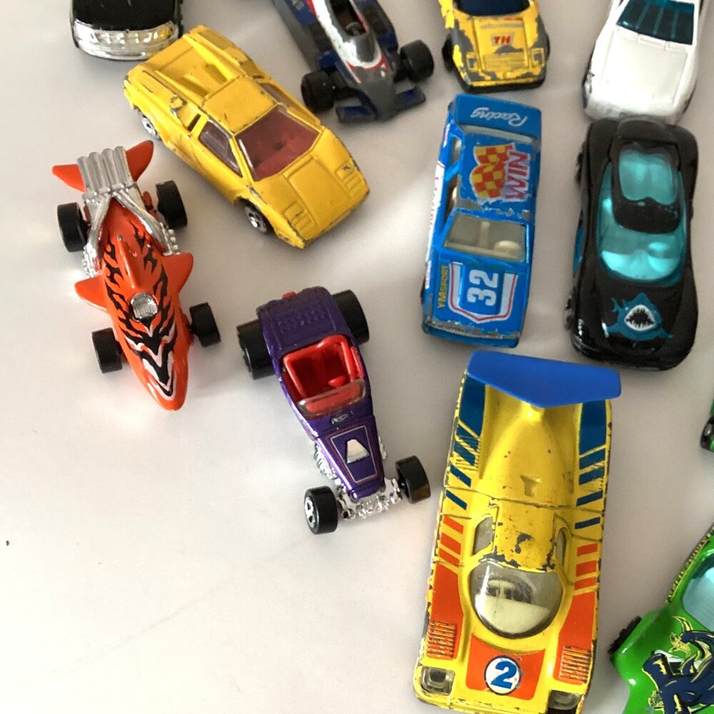 A Lot / Bundle of 14 Assortment of Small Toy Cars Racing Cars Collectables - Picture 5 of 5